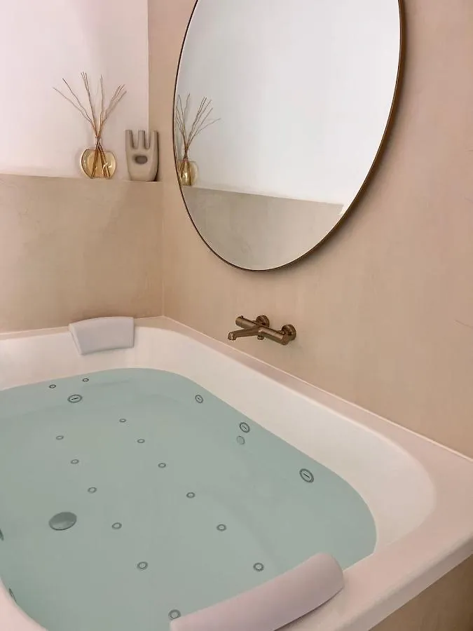 Le Clos Des Delices - Love Room - Chambre Avec Spa, Terrasse Et Parking Privatif Aubagne 0*,  France